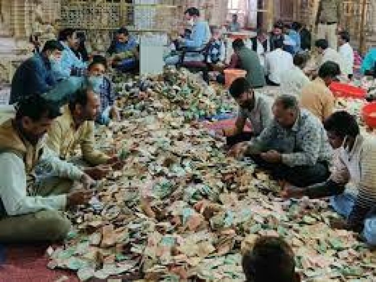 सांवलिया सेठ मंदिर के कर्मचारी द्वारा नोटों की गड्डी चुराने का लाइव वीडियो भक्त ने बनाया, मामला दर्ज