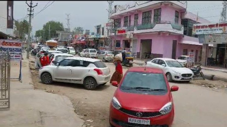 कारोई में मुख्य सड़क पर अवैध पार्किंग राहगीर परेशान