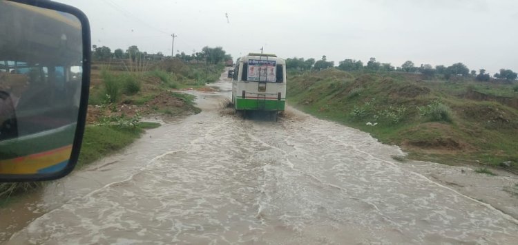 पापड़ा -पचलंगी मे एकघंटे जमकर हुई बारिश: खेतों व सड़कों पर भरा पानी
