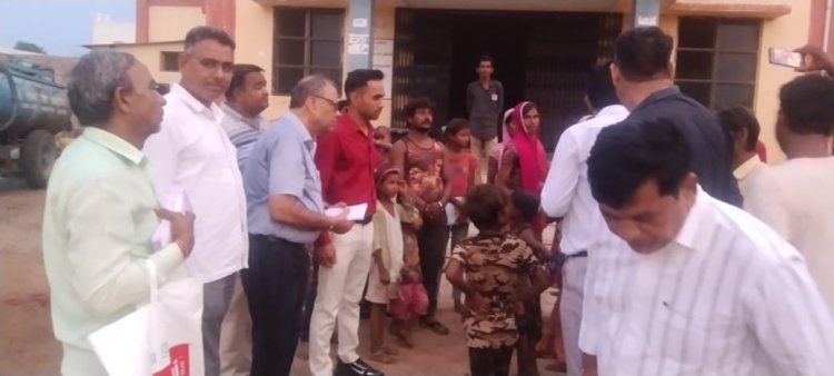 तखतगढ़ बाढ़ पीड़ितों की मदद के लिए राशि वितरित करने में जुटा उपखंड प्रशासन