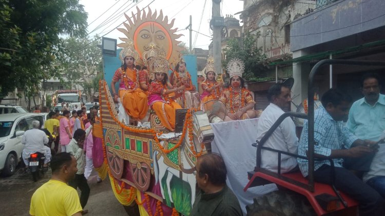 श्री जगन्नाथ रथ-यात्रा के साथ शामिल हुई राजऋषि अभय समाज द्वारा सजाई हुई राम दरबार की झांकी