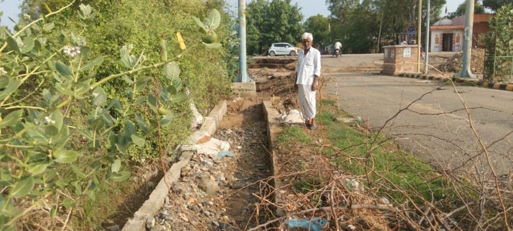 मिट्टी से अटे पड़े हैं नाले लोगों के लिए सिरदर्द:तखतगढ नगरपालिका उदासीन