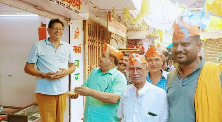 भाजपा नगर मंडल ने बांटे पीले चावल: 2 जुलाई की कोटा महारैली के लिए किया लोगों को आमंत्रित