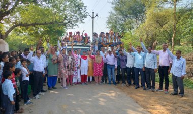 सरकारी स्कूल में टॉपर रहने वाले छात्र छात्राओं का डीजे के साथ जुलूस निकालकर किया सम्मान