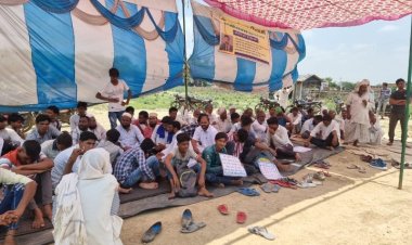 मौसम हत्याकांड को लेकर प्रशासन के खिलाफ एकजुट हुए ग्रामीण एवं परिजन: दे रहे धरना