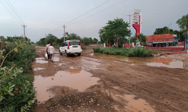 पेट्रोल पंप के सामने उबड़-खाबड़ हुई मुख्य सड़क:  पानी भरने से आए दिन गिर रहे हैं बाइक सवार