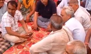 मंडावर तहसीलदार कमल शर्मा के आश्वासन के बाद ग्रामीणों ने खोला ताला