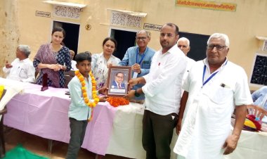 एक कदम गांव की ओर एनजीओ द्वारा विद्यालय में  सर्वोच्च अंको से उत्तीर्ण विद्यार्थियों का किया सम्मान