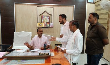 पुर के विकास कार्यों को लेकर सभापति को सौंपा ज्ञापन