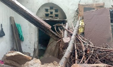 नोगांवा तहसील में लगातार हो रही बारिश से मकान गिरा: बाल बाल बचे बच्चे