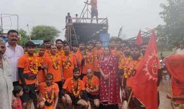 10वी तूफानी डाक कावड यात्रा को पाटन सरपंच सरोज मीना ने फूलमाला पहनाकर किया रवाना