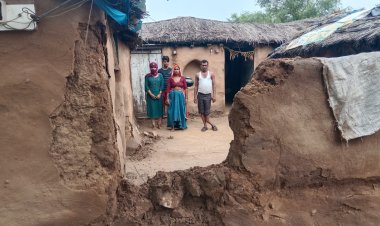 बारिश की भेंट चढ़ा गरीब का आशियाना: दोनो पैरो से विकलांग, प्रसाशन ने नहीं ली सुध