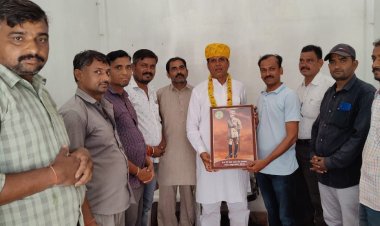 कल्याण बोर्ड के गठन पर पूर्व प्रधान मेवाड़ा काे हैफा हीरो की तस्वीर भेंट कर सीएम का जताया आभार