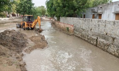 तखतगढ पालिका प्रशासन की खुली नींद डीएम के निर्देश पर नालों की सफाई शुरु