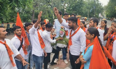 एबीवीपी कार्यकताओं ने विधायक लोढ़ा का पुतला फूंका:एनएसयूआई कार्यकर्ताओं ने की एबीवीपी के खिलाफ नारेबाजी