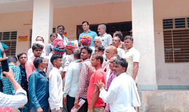 मुआवजा नहीं देने तक डोडा चूरा नष्टीकरण नही करवाने को लेकर अफीम किसानों ने दिया ज्ञापन