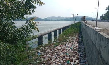 खुबसूरत रणजीत सागर तालाब की डर्टी पिक्चर:ग्राम पंचायत के कचरा प्रबंधन की उपेक्षा के चलते तालाब में कचरा