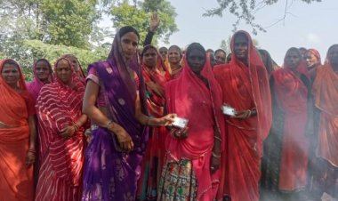 मजदूरों के बीच में किया श्रमिक कार्ड का वितरण