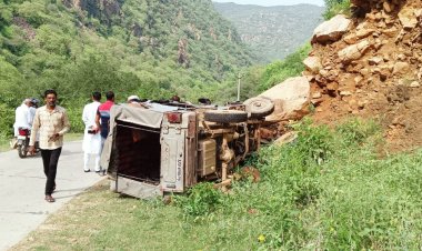 खोह मनसा माता की पहाड़ियों के रास्ते में माता के दर्शन कर वापसी लौटते समय श्रद्धालुओं की भरी जीप पलटने से 10 लोग घायल