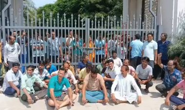 आशादीप ग्रुप की उपवन सोसायटी के मेन गेट पर आज लोगों ने जमकर किया हंगामा