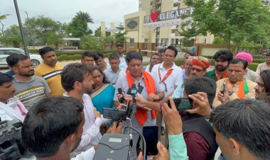 अंजू के पाकिस्तान जाने और वहां जाकर प्रेमी नसरूल्लाह से निकाह कर इस्लाम कबूल करने पर हिंदू संगठनों ने सोसायटी के आगे किया  प्रदर्शन