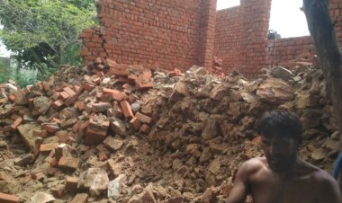 खोह में तेज बरसात ने गरीब के दो मकानों की दीवार गिरी:गरीब को आर्थिक सहायता देने  की मांग