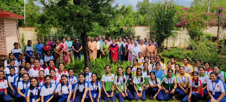 पर्यावरण की सुरक्षा के संकल्प के साथ सोफिया स्कूल मे हुआ  नवीन शिक्षण सत्रारंभ : छात्राओं ने 71 औषधीय पौधे लगाए