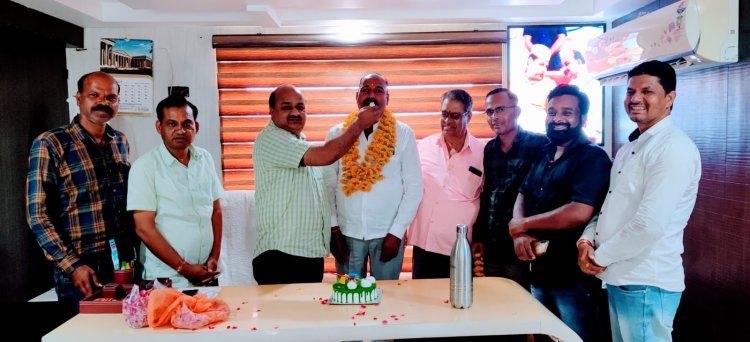 पार्षद रामराज बावड़ी का जन्मदिन हर्षोल्लास के साथ केक काट मनाया