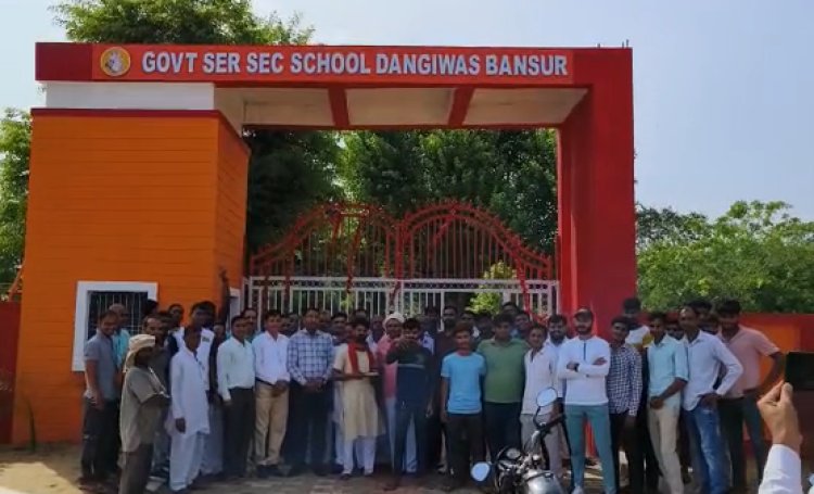 डांगिवास में सीनियर स्कूल के भव्य गेट का ग्रामीणों ने फीता काटकर किया उद्घाटन