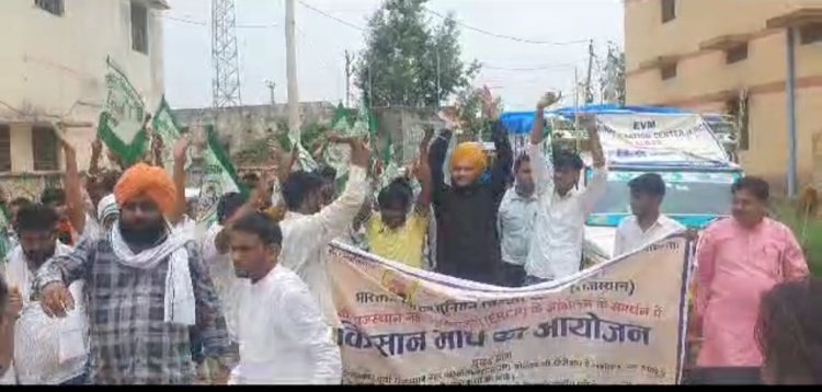 चंबल के पानी व अवैध खनन के खिलाफ आंदोलनकारी किसानों ने रैली निकाल रामगढ़ एसडीएम कार्यालय के बाहर दिया धरना प्रदर्शन