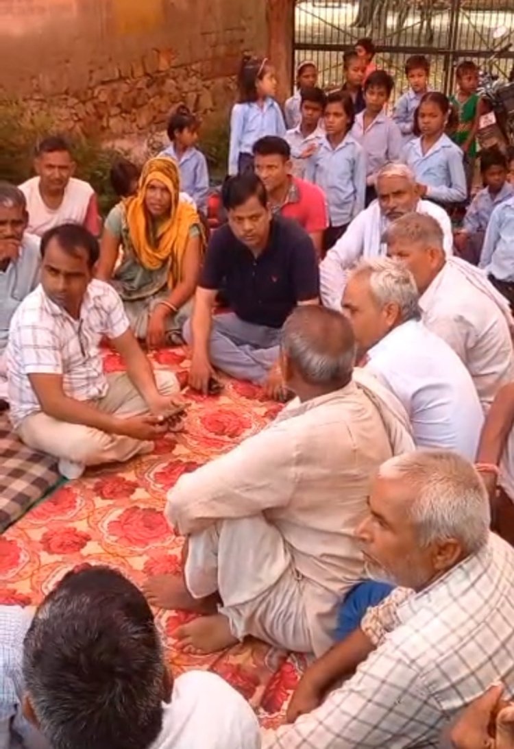 मंडावर तहसीलदार कमल शर्मा के आश्वासन के बाद ग्रामीणों ने खोला ताला