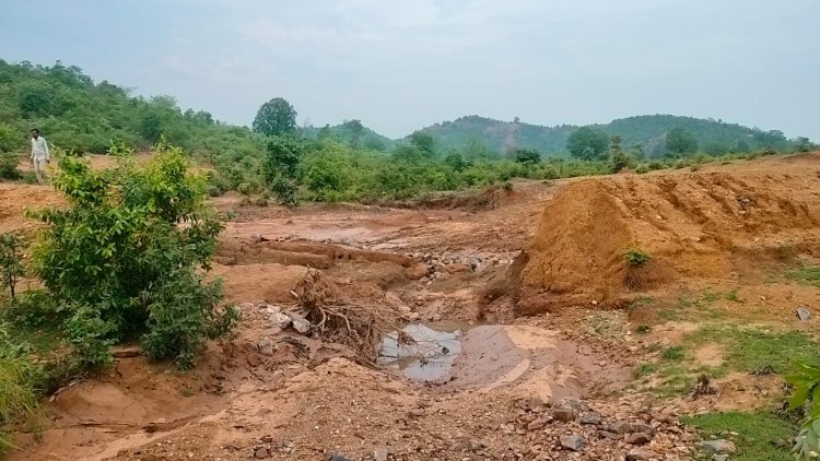 नाले को बाँध कर तालाब का दिया नाम एक ही बारिश में हुआ धराशाई: तलाब निर्माण कार्य में उपमंत्री की मिली भगत से भ्रष्टाचार का मकड़जाल