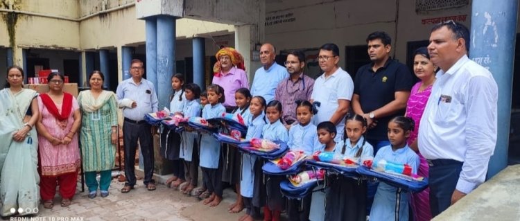 आनन्द नगर कालोनी स्थित राजकीय बालिका स्कूल में 425 बालिकाओं को शिक्षण सामग्री बांटी