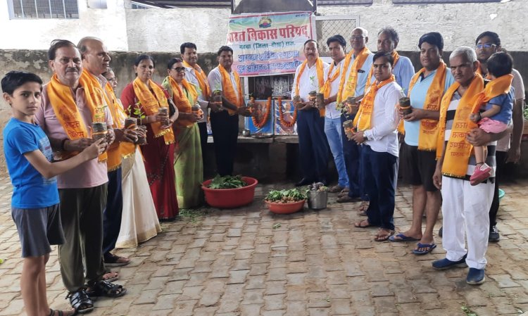 भारत विकास परिषद शाखा महुआ ने स्थापना दिवस पर गौमाताओं को खिलाया हरा चारा: बाटे तुलसी के पौधे