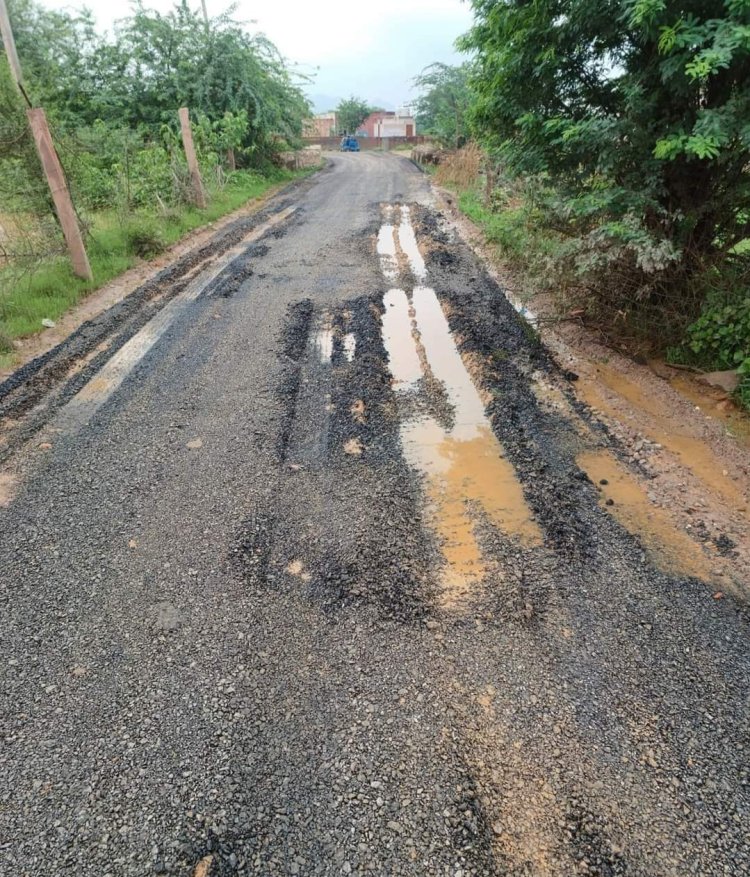 घाटरी से तरंगवा गांव की नवनिर्मित सड़क एक ही बारिश से टूटी सड़क में बने बड़े-बड़े गड्ढे: गुणवत्ता का नहीं रखा ध्यान
