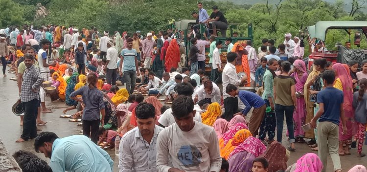 नारायणपुर गांव में विष्णु महायज्ञ की पूर्णाहुति पर आयोजित भंडारे में प्रसादी ग्रहण करने के लिए उमड़ी भक्तों की भीड़