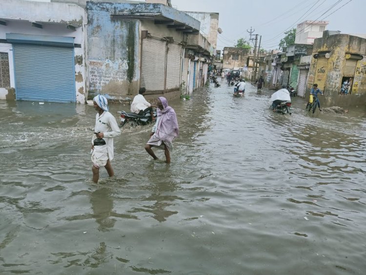 इंद्रदेव मेहरबान: बारिश से जनजीवन अस्तव्यस्त सड़कों पर भरा पानी