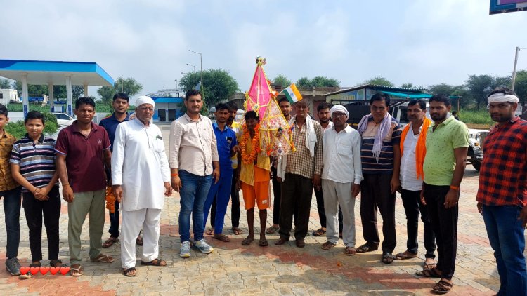 प्रकाश कांटीवाल लेकर आए हरिद्वार से पोसाना कावड़: ग्रामीणों ने पुष्प माला पहनाकर किया सम्मान