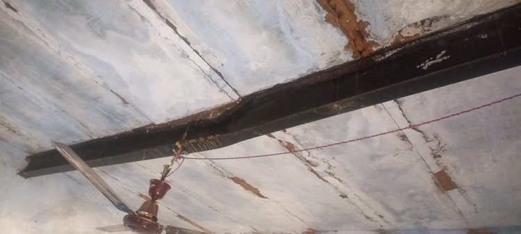 एक साल से भय के साए में पढ़ रहे सरकारी स्कूल के मासूम बच्चे: टूट कर लटकी छत के पटाव की पट्टी,  कभी भी हो सकता है बड़ा हादसा