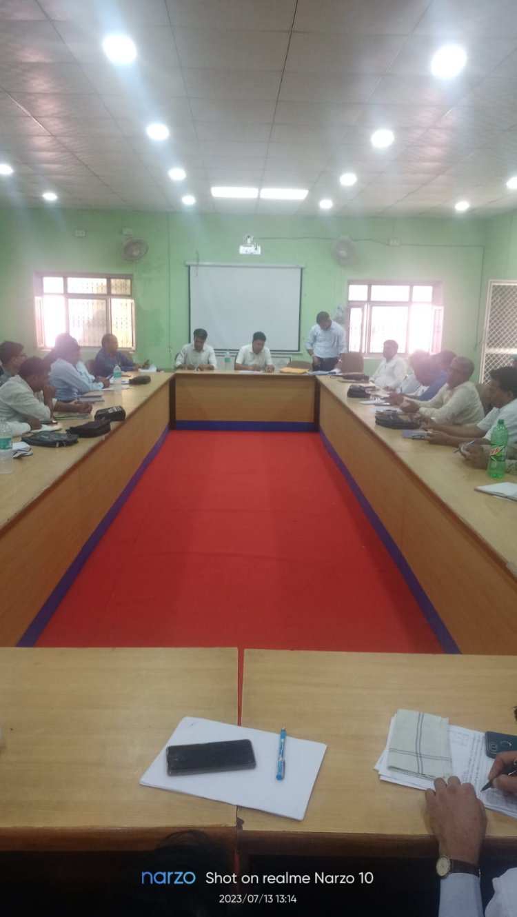 नारायणपुर पंचायत समिति सभागार में संस्था प्रधानों की समीक्षा बैठक हुई आयोजित