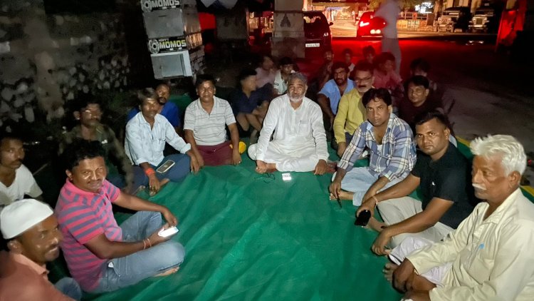 बिजली समस्या को लेकर बिजली घर के आगे आमजन के साथ नेता प्रतिपक्ष मेवाड़ा धरने पर बैठे