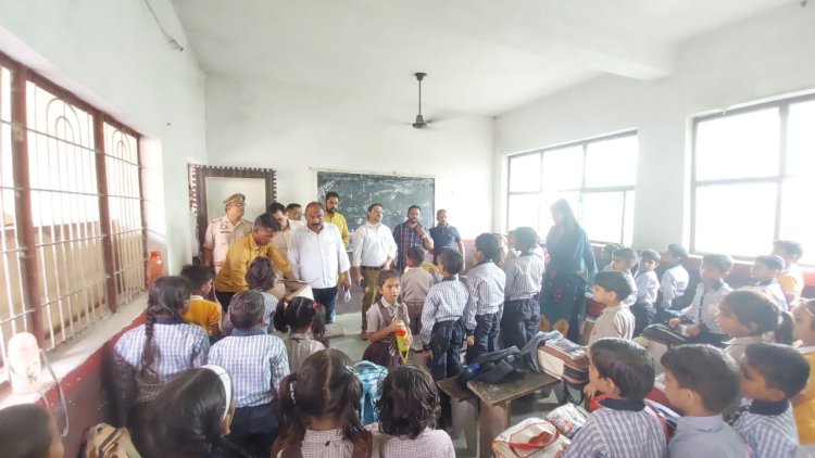 साई पब्लिक एकेडमी स्कूल के लगभग 20 बच्चे हुए आई फ्लू के शिकार, ब्लाक प्रमुख अतेन्द्र विक्रम सिंह डॉक्टर के साथ पहुँचे स्कूल