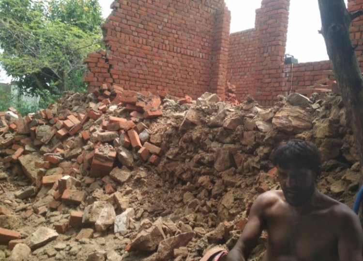 खोह में तेज बरसात ने गरीब के दो मकानों की दीवार गिरी:गरीब को आर्थिक सहायता देने  की मांग
