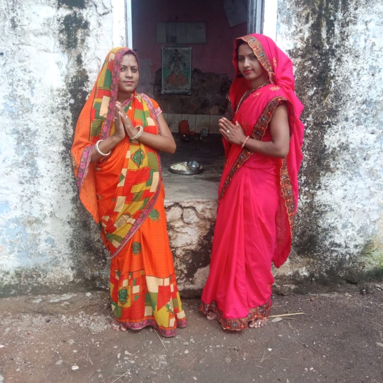 सालासर बालाजी  मंदिर में गीत गाती हुई पहुंची महिलाएं :पूजा अर्चना के बाद धोक लगाकर मागी मन्नत