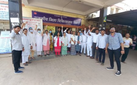भिवाड़ी जिला अस्पताल मे ग्यारह सूत्रीय मांगों को लेकर नर्सिंग स्टाफ ने 2 घंटे धरने पर बैठ किया कार्य बहिष्कार