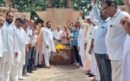 स्वतंत्रता की सशक्त शंखनाद क्रांति दिवस पर कांग्रेसीयों ने दी पुष्पांजलि