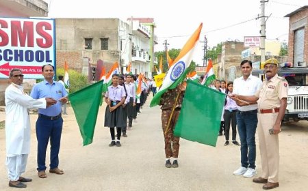 उदयपुरवाटी में थानाधिकारी सुरेश सिंह ने हरी झंडी दिखाकर तिरंगा रैली को किया रवाना: एस.एम.एस स्कूल के छात्र छात्राओं ने निकाली तिरंगा यात्रा