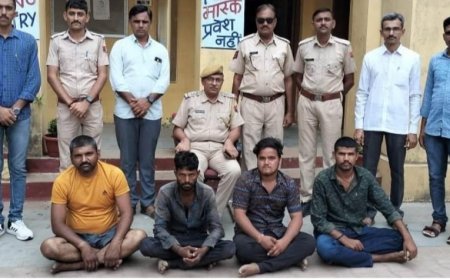 पिचावा तिहरा हत्याकांड में जमानत पर फरार चल रहे चार बदमाश गिरफ्तार