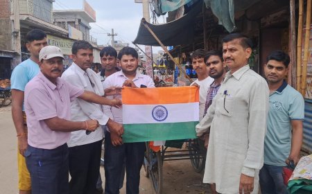 डाकघर कठूमर कार्यालय द्वारा हर घर तिरंगा वितरित करने का चला अभियान