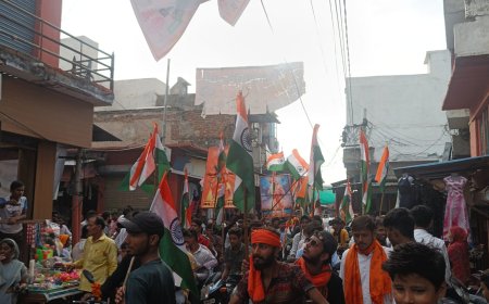 विश्व हिंदू परिषद व बजरंग दल के नेतृत्व में निकाली विशाल तिरंगा यात्रा पुष्प वर्षा कर लोगों ने भारत माता की जय के नारे लगाएं